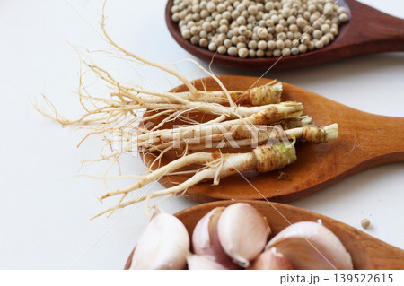 Garlic cloves, coriander roots, and white peppercorns, key ingredients for a classic Thai spice paste 139522615
