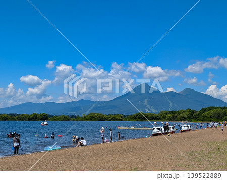 福島県猪苗代町の志田浜から猪苗代湖越しに見る磐梯山 福島県猪苗代町の志田浜から猪苗代湖越しに見る磐梯山 139522889