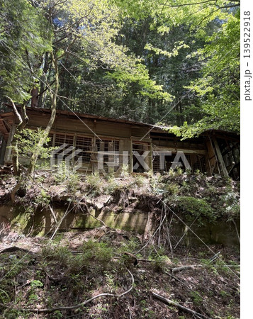 山の中の廃屋 139522918