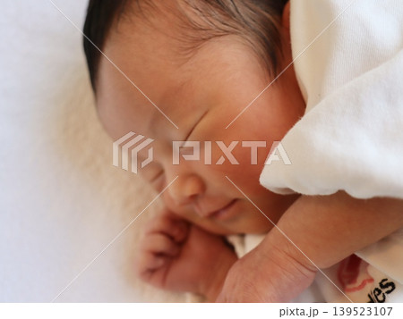 新生児 女の子 微笑む寝顔 クローズアップ 日本|育児ブログ・SNS広告・共感訴求素材 新生児 女の子 微笑む寝顔 クローズアップ 日本|育児ブログ・SNS広告・共感訴求素材 139523107