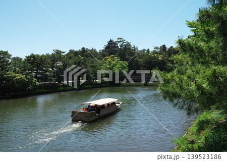 新緑と青空がきれいな島根県松江市の5月の松江城山公園 新緑と青空がきれいな島根県松江市の5月の松江城山公園 139523186
