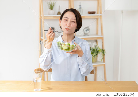 サラダを食べる女性 139523374
