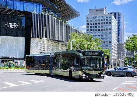 名古屋市、栄の繁華街の中を走るSRT連節バス 名古屋市、栄の繁華街の中を走るSRT連節バス 139523400