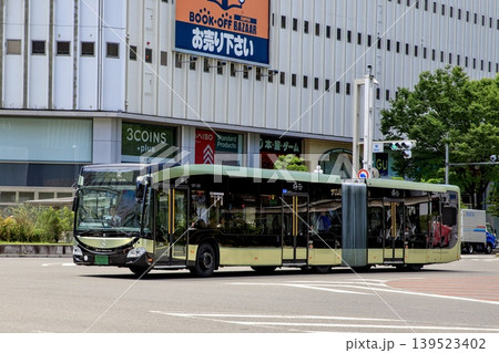 名古屋市、栄の繁華街の中を走るSRT連節バス 139523402