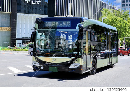名古屋市、栄の繁華街の中を走るSRT連節バス 名古屋市、栄の繁華街の中を走るSRT連節バス 139523403