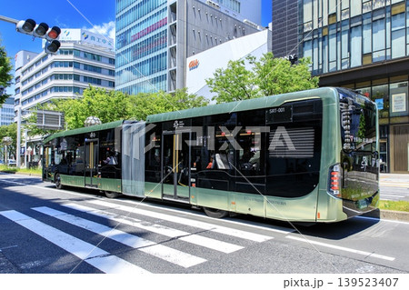 名古屋市、栄の繁華街の中を走るSRT連節バス 名古屋市、栄の繁華街の中を走るSRT連節バス 139523407