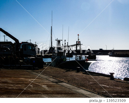 光る海とイカ釣り船 光る海とイカ釣り船 139523509
