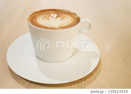 テーブルの上のカフェラテ テーブルの上のカフェラテ 139523558