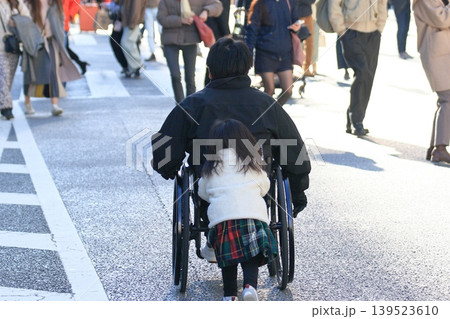 お父さんの車椅子を押す少女 家族でお出かけ お父さんの車椅子を押す少女 家族でお出かけ 139523610