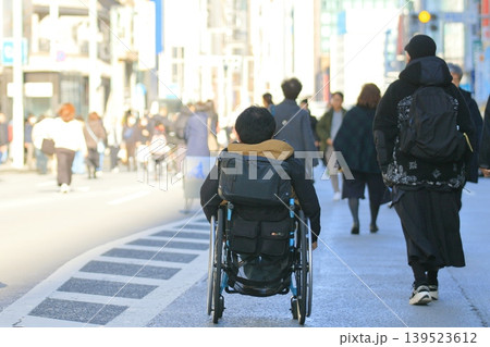 歩行者天国を走る車椅子　銀座のホコ天を走る車椅子のビジネスマン 139523612