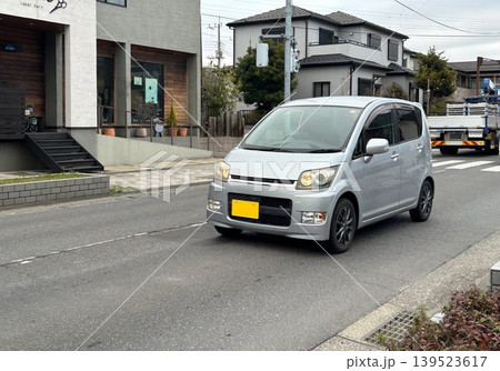 道路を走行する軽乗用車 139523617
