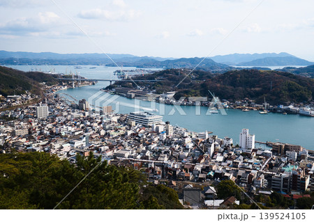広島県尾道市の千光寺公園から望む尾道水道と瀬戸内の港町風景。穏やかな海と山並みが広がる冬の景観 広島県尾道市の千光寺公園から望む尾道水道と瀬戸内の港町風景。穏やかな海と山並みが広がる冬の景観 139524105