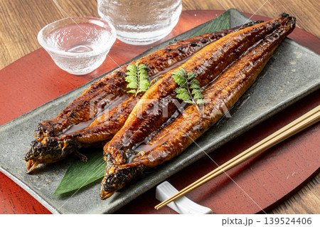 炭火で焼いた美味しそうなうなぎの蒲焼 炭火で焼いた美味しそうなうなぎの蒲焼 139524406