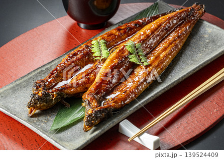 炭火で焼いた美味しそうなうなぎの蒲焼 炭火で焼いた美味しそうなうなぎの蒲焼 139524409