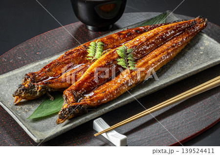 炭火で焼いた美味しそうなうなぎの蒲焼 139524411