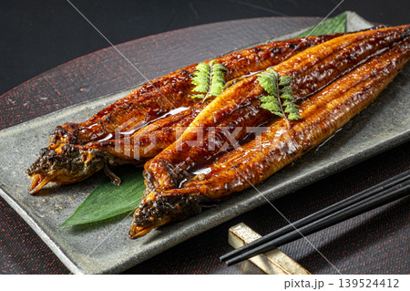 炭火で焼いた美味しそうなうなぎの蒲焼 139524412