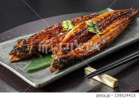 炭火で焼いた美味しそうなうなぎの蒲焼 139524413