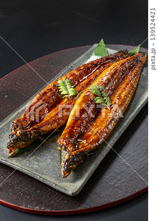炭火で焼いた美味しそうなうなぎの蒲焼 炭火で焼いた美味しそうなうなぎの蒲焼 139524421
