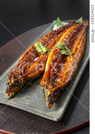 炭火で焼いた美味しそうなうなぎの蒲焼 炭火で焼いた美味しそうなうなぎの蒲焼 139524422