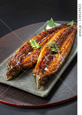 炭火で焼いた美味しそうなうなぎの蒲焼 炭火で焼いた美味しそうなうなぎの蒲焼 139524423