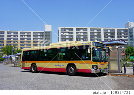 俣野公園前のバス停に停車する神奈中バス（旧塗装/いすゞエルガ） 139524721