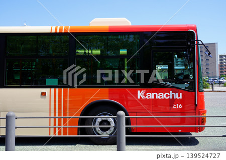 俣野公園前のバスターミナルで待機する神奈中バスの側面アップ（新塗装/三菱エアロスター） 139524727