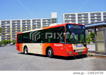 俣野公園前のバス停に停車する神奈中バス（新塗装/三菱エアロスター） 139524730