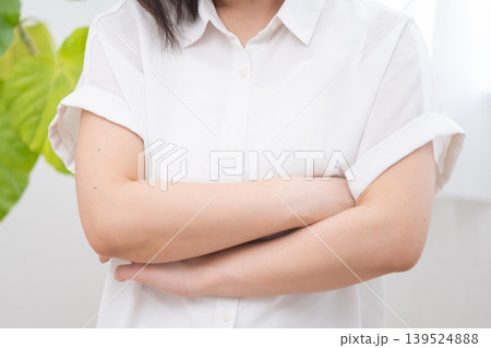 腕を組み考え事をしている女性	 139524888