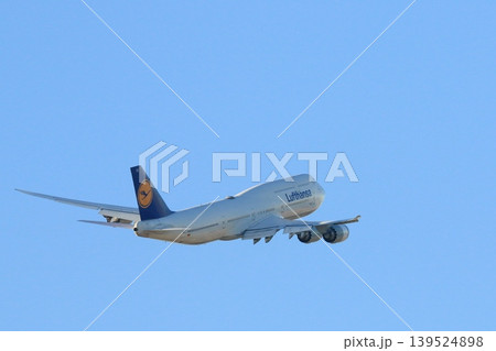 上昇する旅客機 747 ジャンボジェット ルフトハンザ航空 上昇する旅客機 747 ジャンボジェット ルフトハンザ航空 139524898