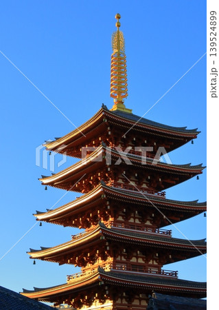 夕日に光る五重塔 浅草寺の五重塔 夕日に光る五重塔 浅草寺の五重塔 139524899