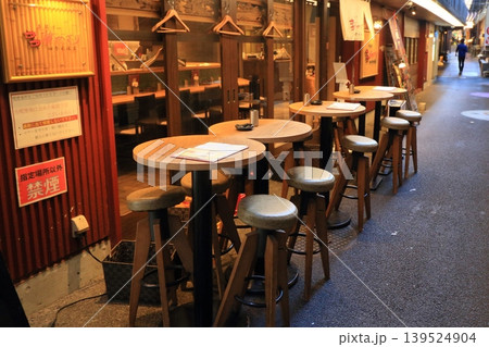 居酒屋の屋外テーブル 路地裏に並べられた飲み屋のテーブル 居酒屋の屋外テーブル 路地裏に並べられた飲み屋のテーブル 139524904