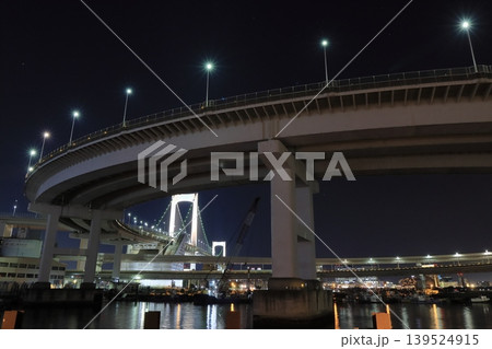 ライトアップされたレインボーブリッジ 湾岸エリアの夜景 ライトアップされたレインボーブリッジ 湾岸エリアの夜景 139524915