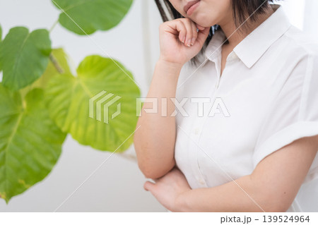 腕を組み考え事をしている女性 139524964