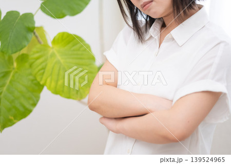 腕を組み考え事をしている女性 139524965