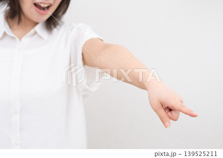 指をさし怒る女性 指をさし怒る女性 139525211