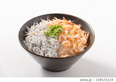 桜えび　しらす　紅白丼　［しらす国内産　桜えび台湾産］ 139525214