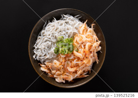 桜えび　しらす　紅白丼　［しらす国内産　桜えび台湾産］ 139525216