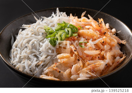 桜えび　しらす　紅白丼　［しらす国内産　桜えび台湾産］ 139525218