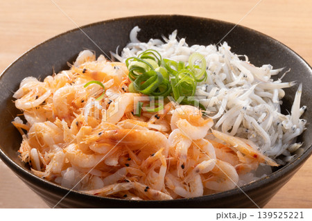 桜えび　しらす　紅白丼　［しらす国内産　桜えび台湾産］ 139525221