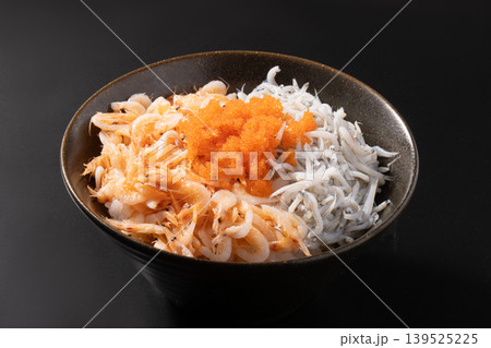 海鮮丼　（桜えび　しらす　とびっこ）［しらす国内産　桜えび台湾産］ 139525225