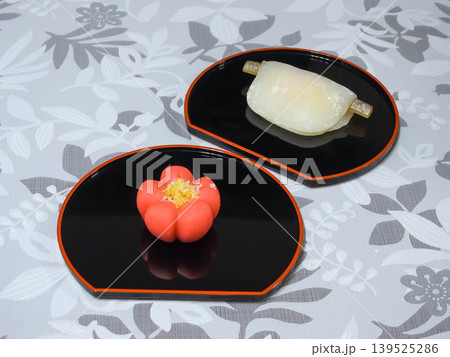 「花びら餅」と「上生菓子(梅花)」 「花びら餅」と「上生菓子(梅花)」 139525286