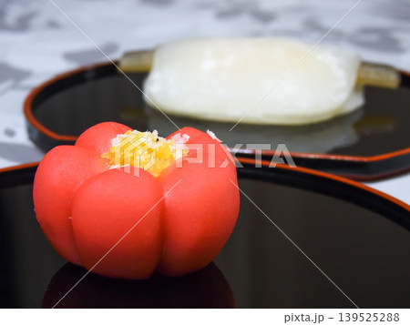 「花びら餅」と「上生菓子（梅花）」 139525288