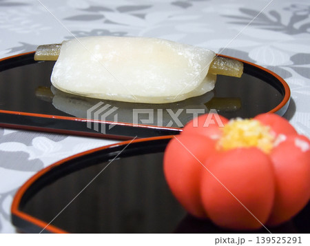 「花びら餅」と「上生菓子(梅花)」 「花びら餅」と「上生菓子(梅花)」 139525291