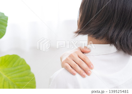 肩が痛い女性 139525481