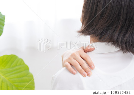 肩が痛い女性 139525482