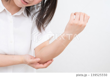 腕・肘が痛い女性 腕・肘が痛い女性 139525550