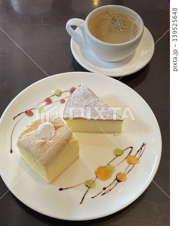 生クリーム入シフォンケーキと濃厚チーズケーキと珈琲 生クリーム入シフォンケーキと濃厚チーズケーキと珈琲 139525648