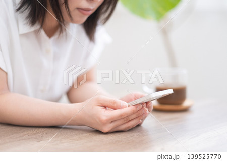 リビングでスマホを操作する女性 リビングでスマホを操作する女性 139525770