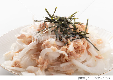 新玉ねぎ ツナサラダ 新玉ねぎ ツナサラダ 139525805