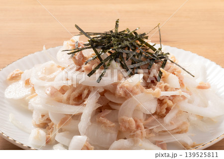 新玉ねぎ　ツナサラダ 139525811